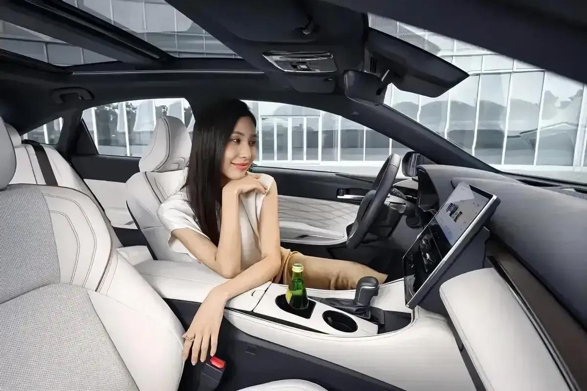 绝对没想到，丰田这是把中国人心理研究透了：1、要省油一一丰田卡罗拉2、要空间