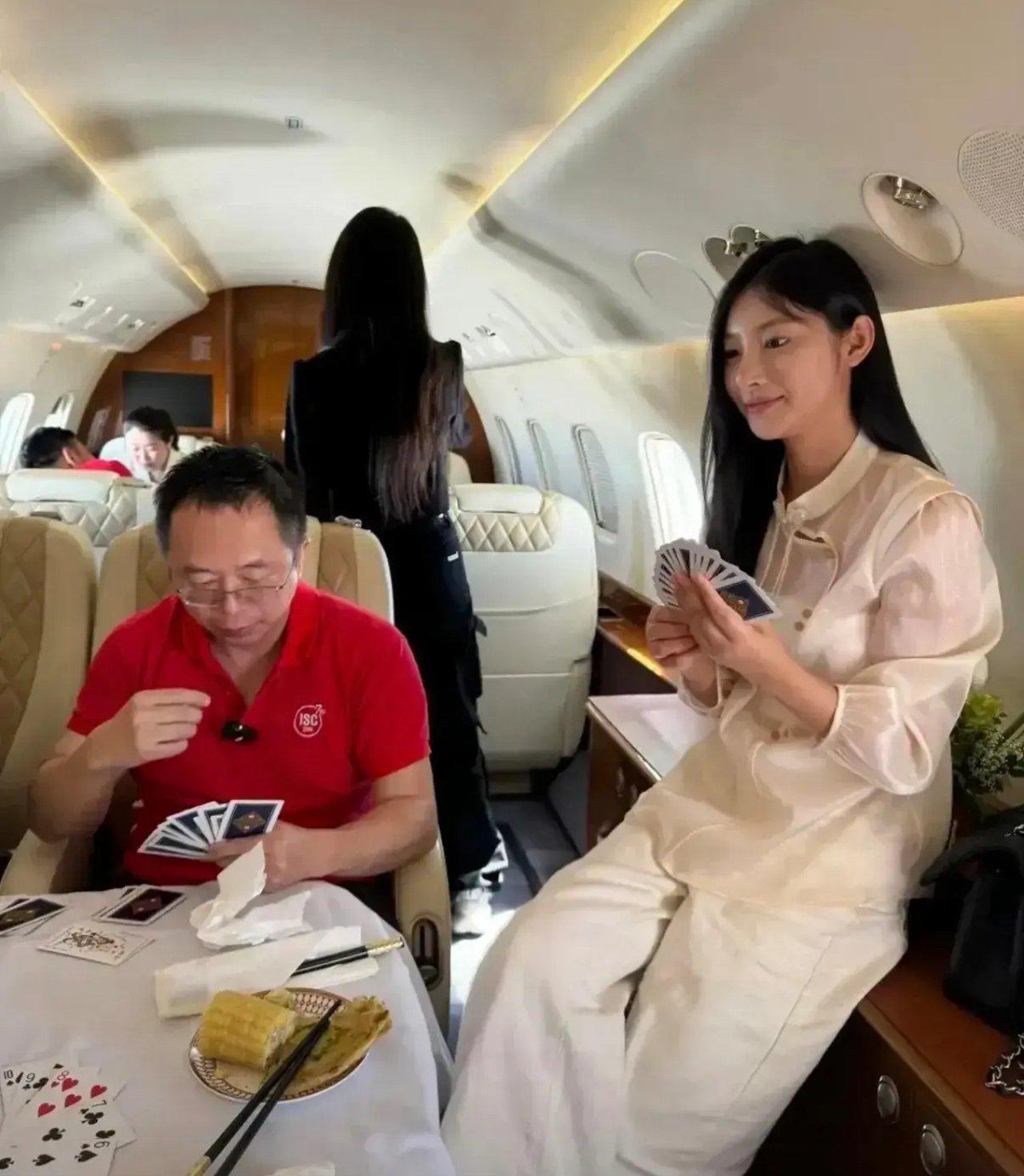 还是私人飞机好啊，可以随便坐，还可以一起掼蛋打牌。