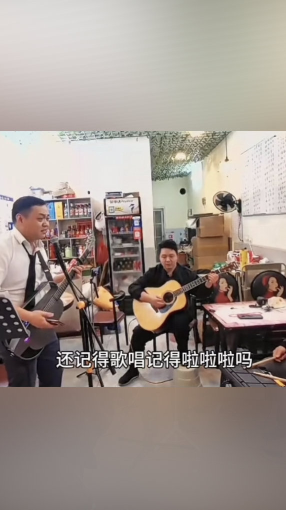 52平江西小炒店藏着一支厨师乐队几位厨师在狭小的店铺里坚守热爱，忙完繁重的后厨工