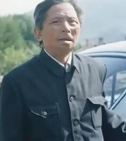 谁敢想？早已被列入烈士名录、发了十几年抚恤金的英雄，竟蹲在丹东的一个乡村路口，靠