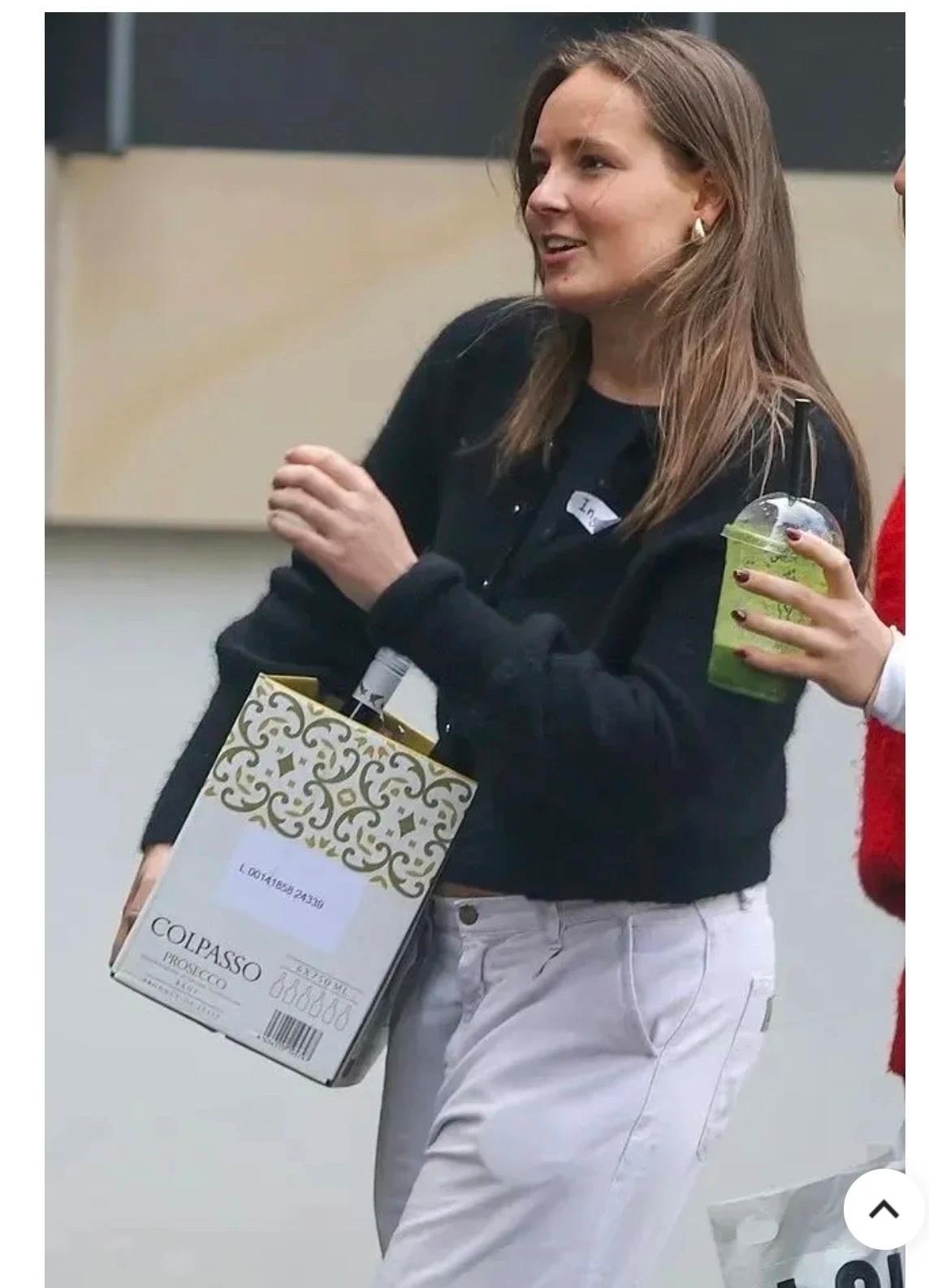 上梁不正下梁歪。挪威王储妃的女儿公开支持她的母亲跟他的同母异父哥哥。看来遗传基