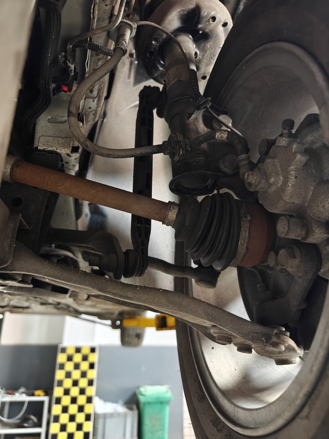 底盘件生锈属实有点狠了前阵子首保时拍的照片，一直忘记分享出来。底盘升起来那一刻