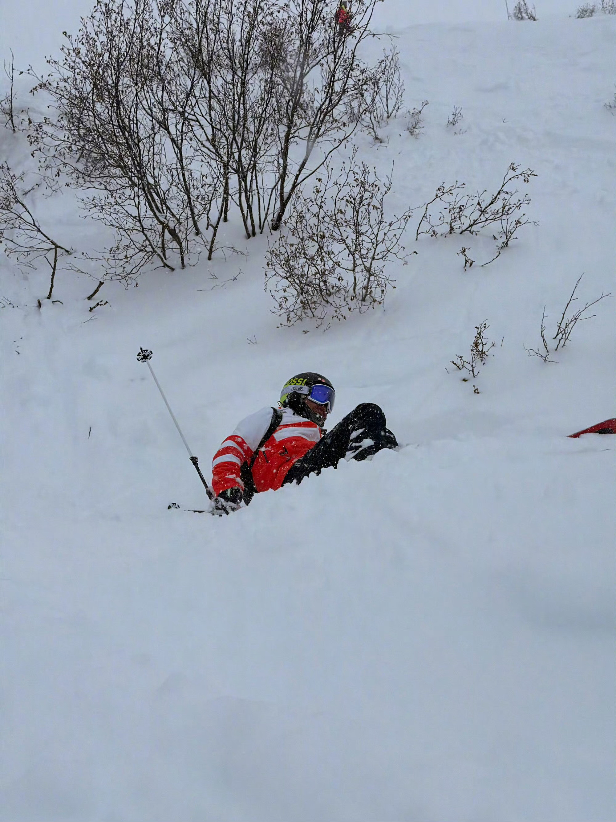 雷军滑雪照片，有一张拍的是摔倒的姿势，换成其他企业CEO来说，这算是“负面”影响