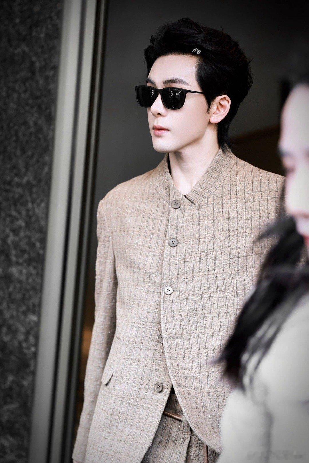曾舜晞走出大佬的气场米兰外拍路透鲨疯全场！墨镜一戴气场全开，干净贵气+疏离感，