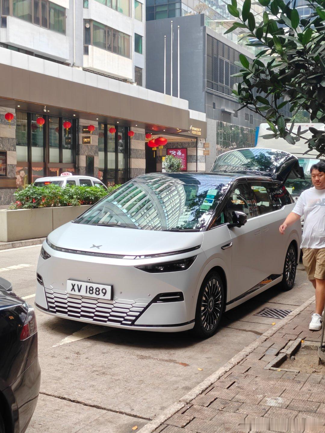 今天在香港开工了，下楼吃个茶餐厅的功夫，看到三台小鹏X9