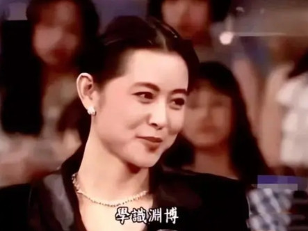 1991年春晚，倪萍在给观众念海外华人祝福国人的贺电时，突然惊出了一身冷汗，原来