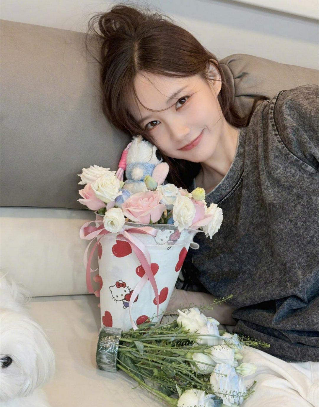 李一桐晒立秋第一束奶茶花，仪式感满满！美人当然要配最美的花啦～​​​