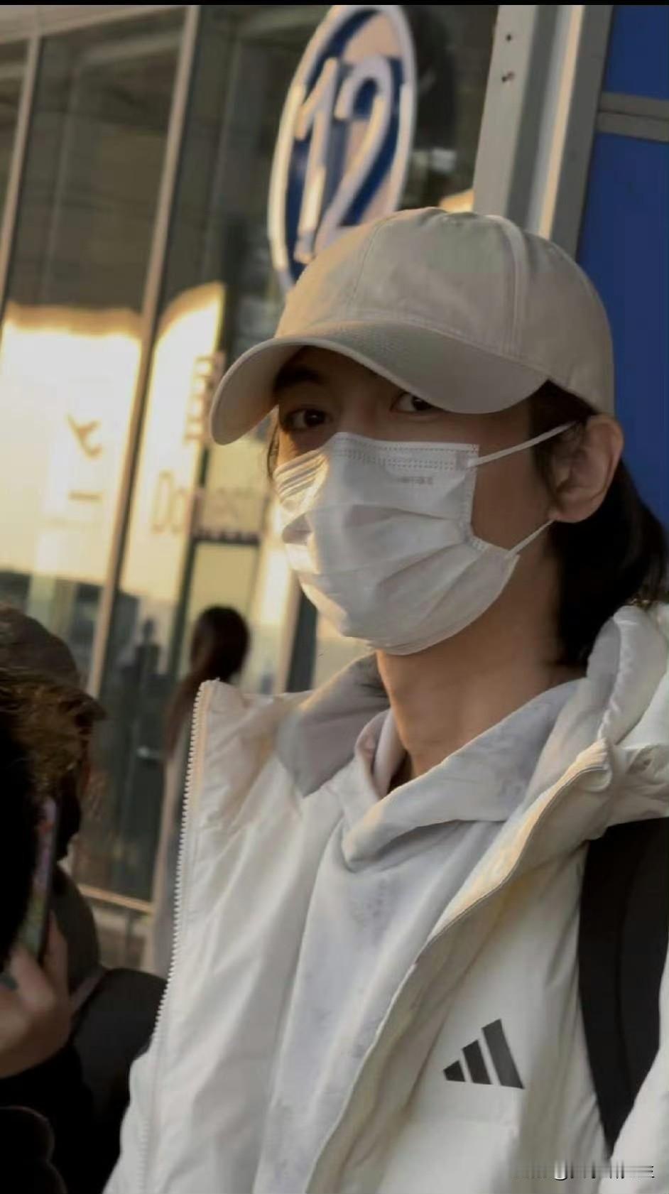 陈妍希都不想睡了，她大概没想到，陈晓那头长发居然是为了新剧，还顺带实现了