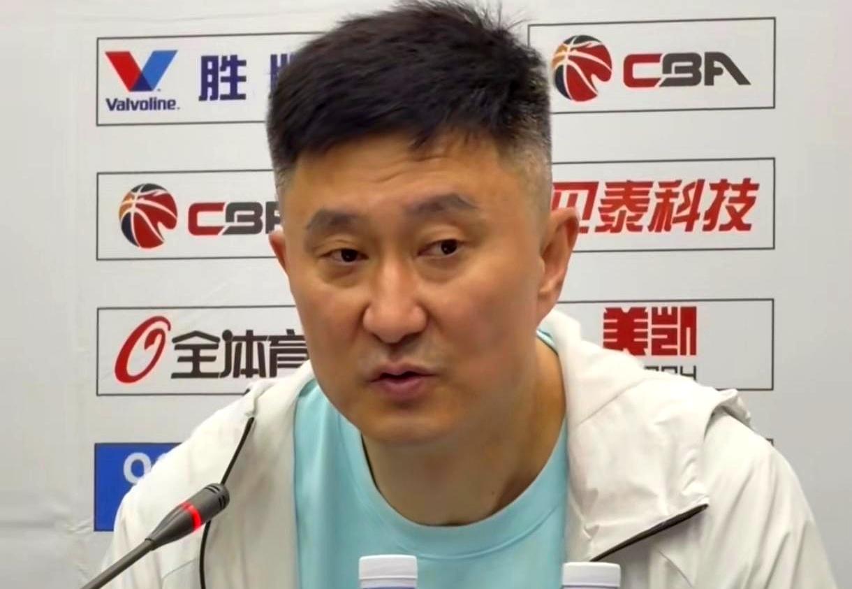 杜锋这只“老狐狸”算是把人心给琢磨透了，比赛都领先30多分了，替补席上的徐杰早就