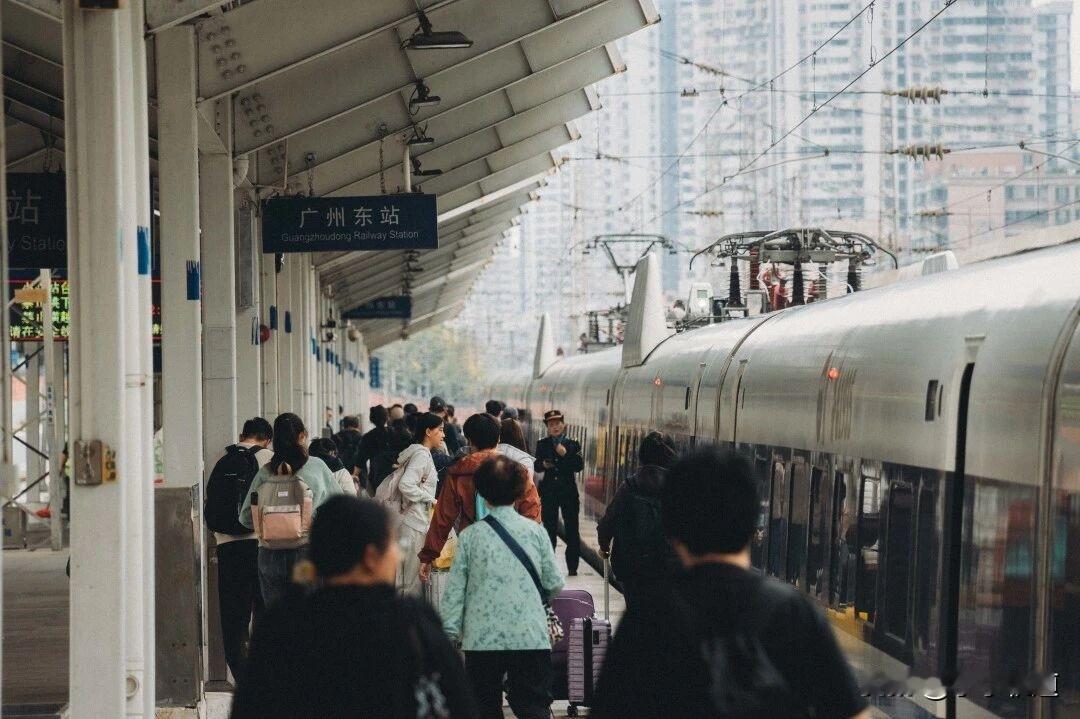 天南地北大拜年自2月20日起，国铁广州局到达客流已连续7天突破200万人次，广州