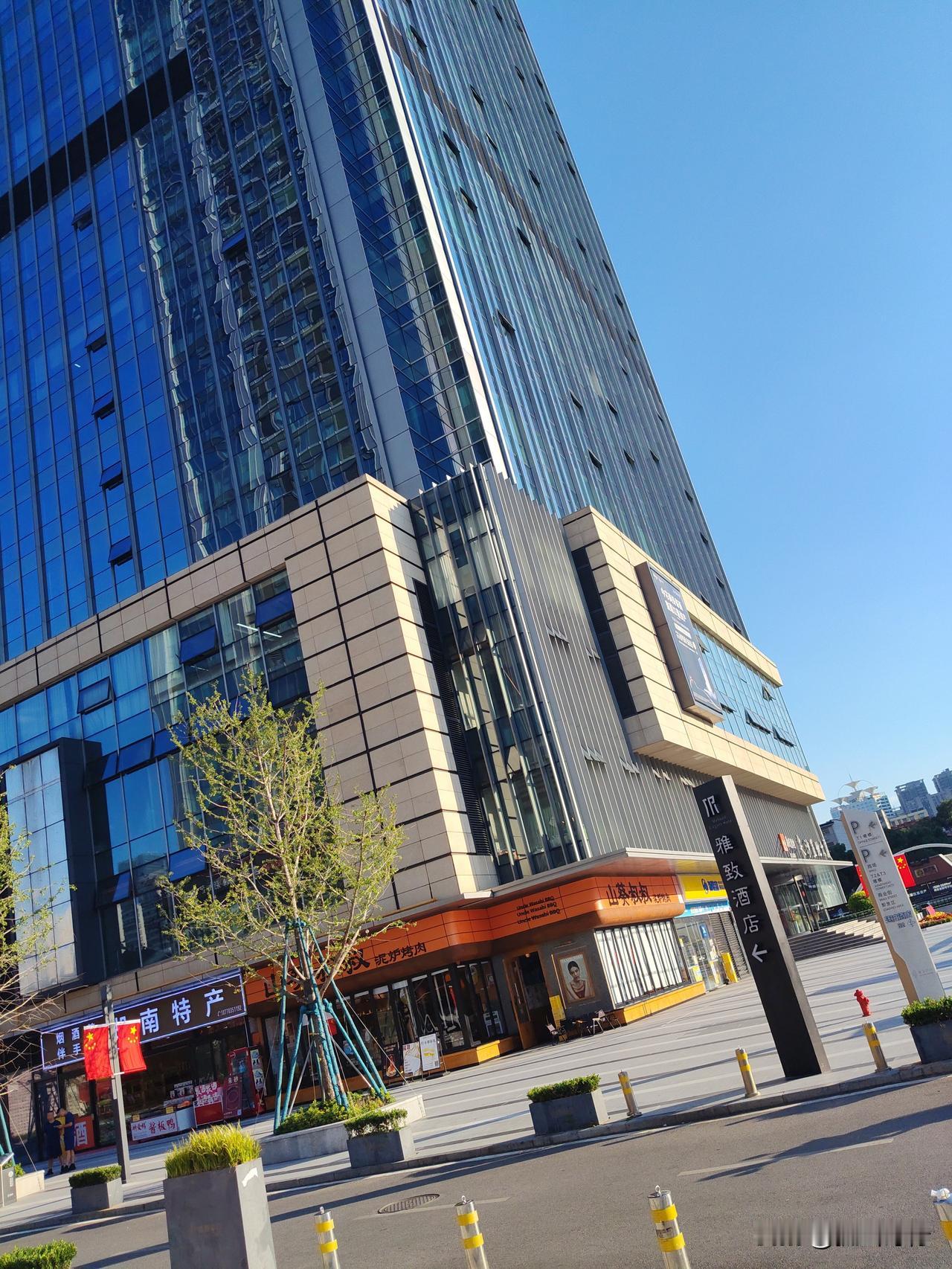 未来三年应该“咬牙买房”还是“尽快卖房”，笔者认为这并非一道单选题，答案高度依赖