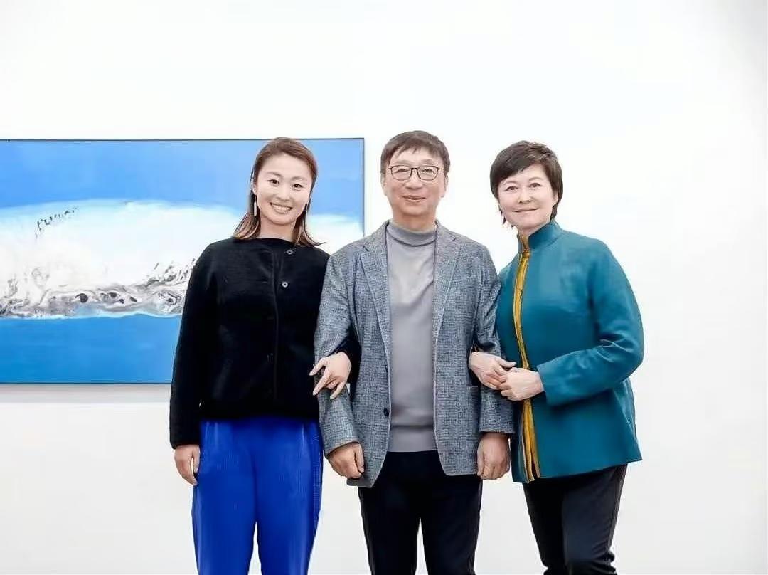 这张照片，拍摄于2023年，地点是北京今日美术馆右边是敬一丹，中间是她老公王