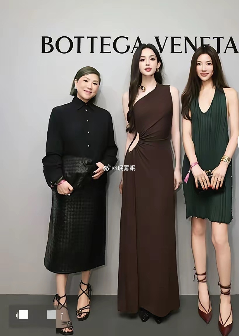 直观的感受到了娜扎的无敌身材，绿裙子姐姐和舒淇合影时，感觉她好高挑，气场也很强大