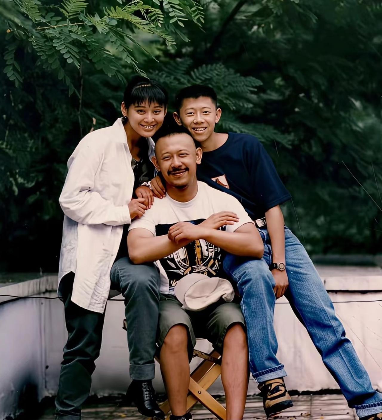 1993年的北京，绿树浓荫。姜文端坐正中，宁静与夏雨依偎在两侧，一张合照定格了
