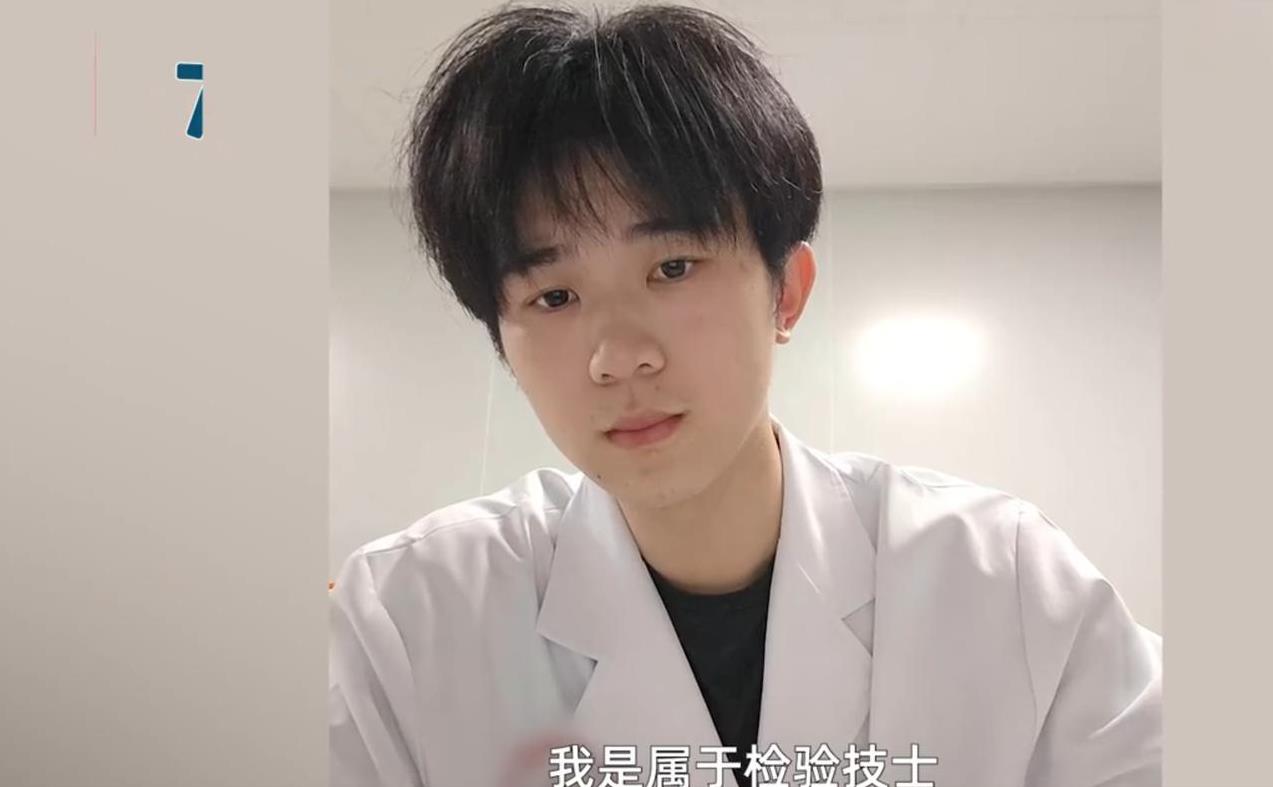 这名00后的医学检验技士火了！福建泉州，女子去抽血，她平时最怕打针，每次都是闭着