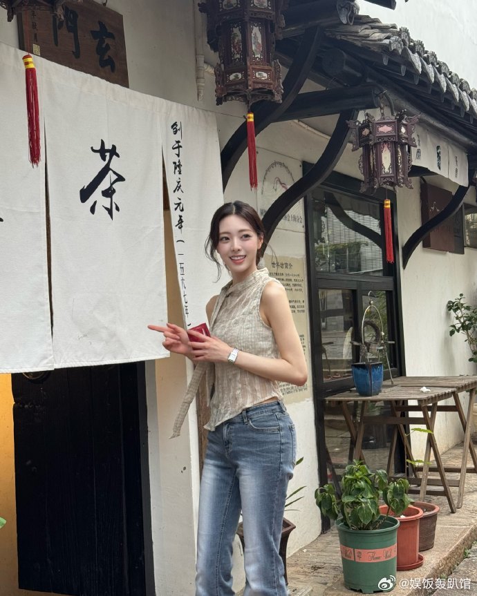 申有娜自带出片buff当大家执着寻找浪漫取景点位，申有娜身处充满人间烟火的场地从