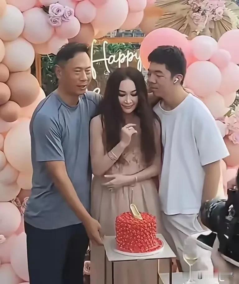 不老女神温碧霞的魅力也太大了吧！家里两个男人居然为了她争风吃醋起来了[滑稽笑]
