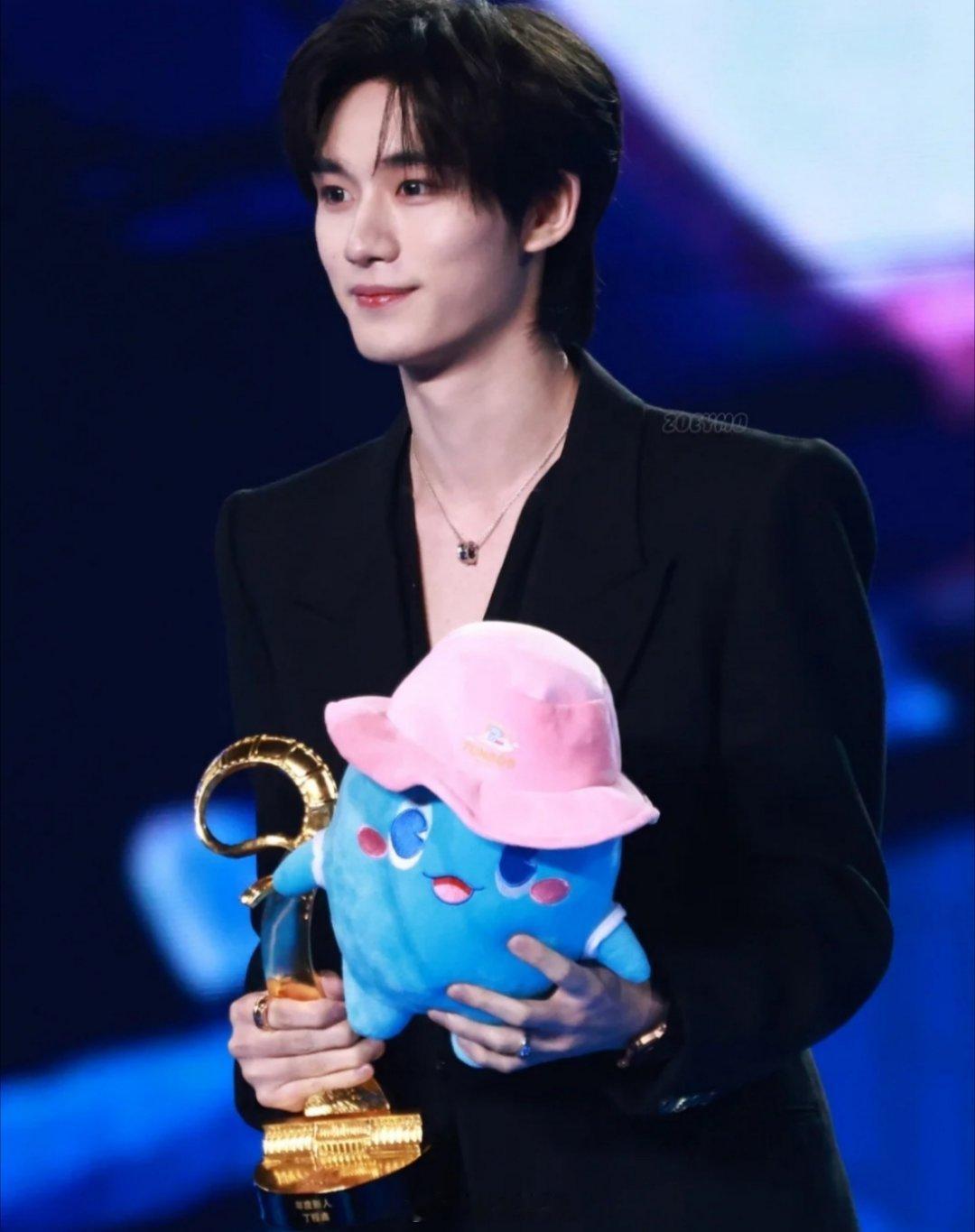 丁程鑫在荣誉之夜的颁奖典礼上拿到了奖,在发表感言的时候,还特别谢谢了时代峰峻,李