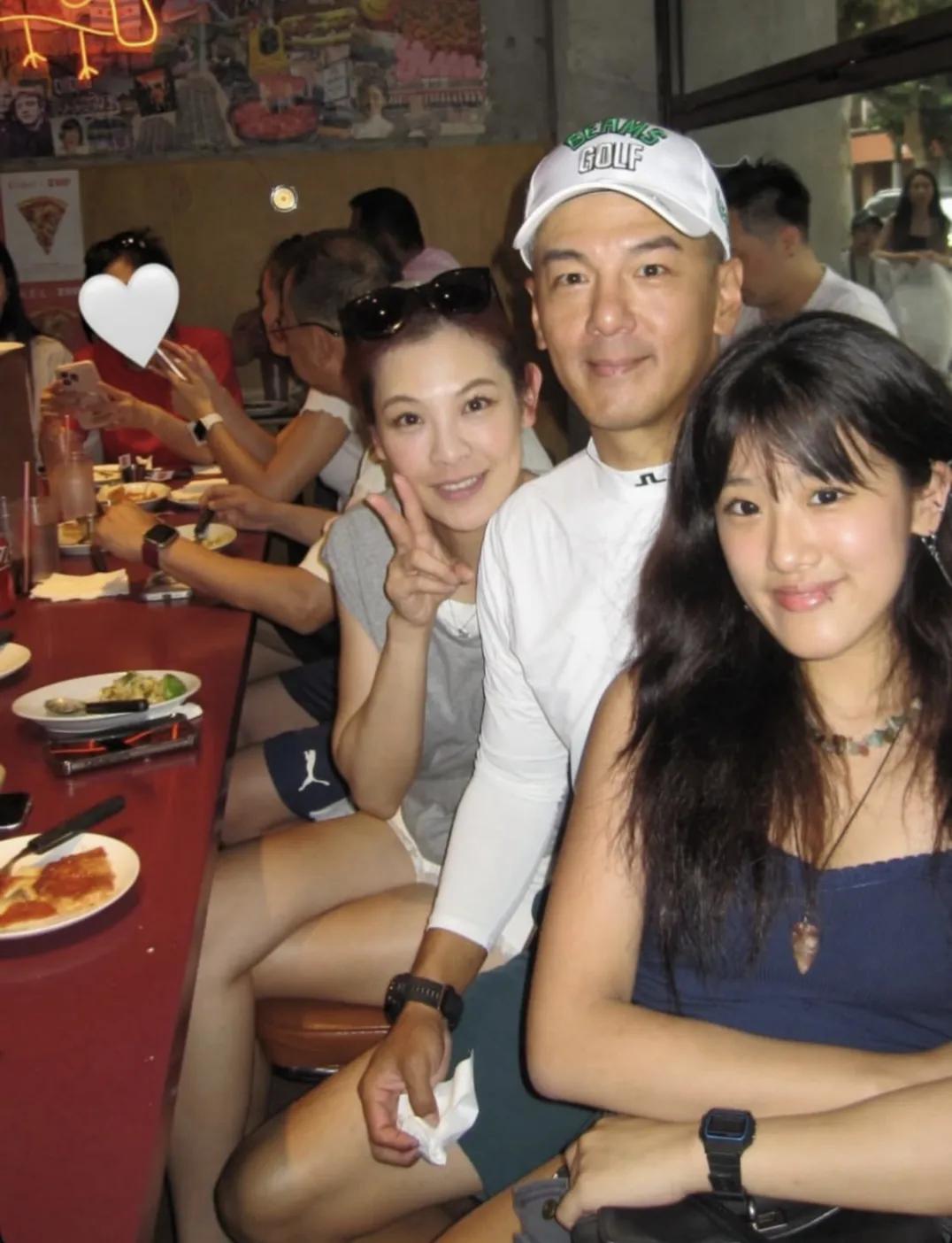 贾静雯17岁大女儿梧桐妹和亲妈孙志浩、后妈林若亚一起聚餐，父女俩长得太像了，脸型