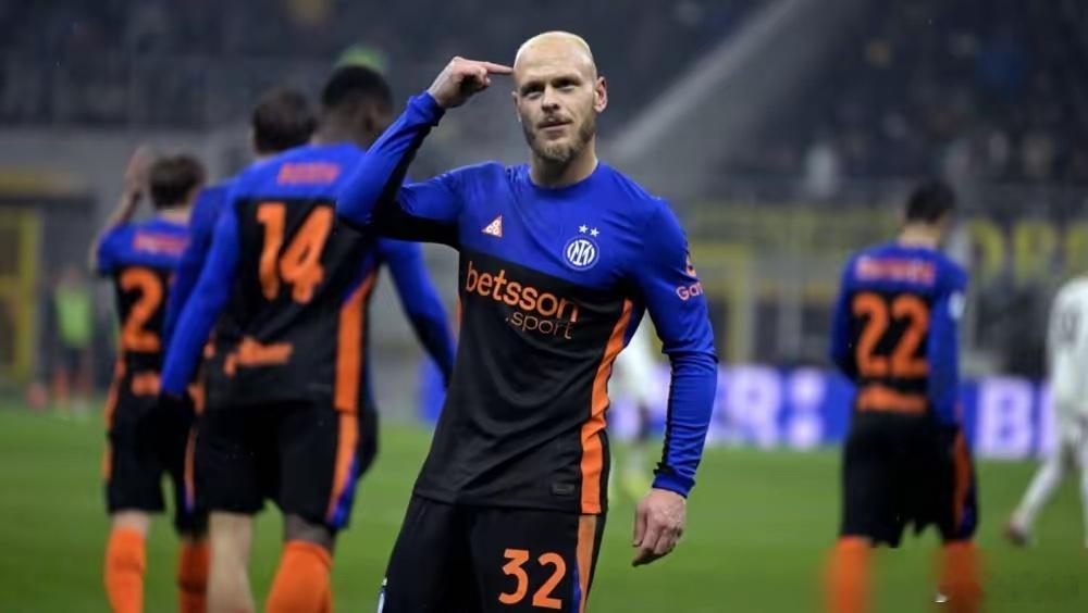 曼联，我劝你别看国米那个左后卫的数据，真没必要给自己找堵。一个边后卫，22场比