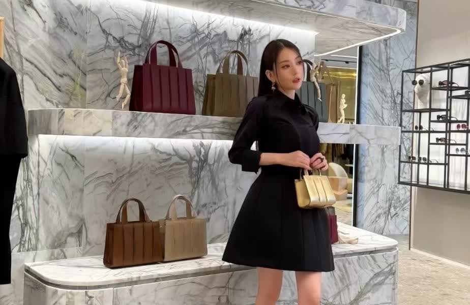 郭富城好宠妻，与老婆同框甘当背景板，方媛穿宽松裙踩恨天高超美