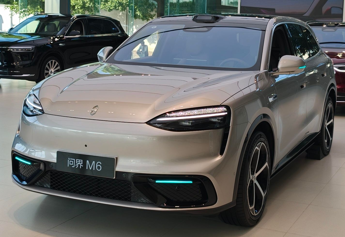 试驾问界M6：4S店试驾车，载人载物场景下的一次完整体验这台试驾车到店后，咨询的人问得较多的是后排和