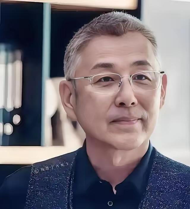 这话说得够直白，可你仔细品，话糙理不糙。我有个远房表哥，早年在老家县城当公务
