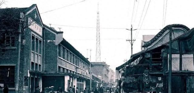 1949年，地下党黄旭潜入警察局档案室，偷偷拿走了17份特务资料，谁知第二天就被