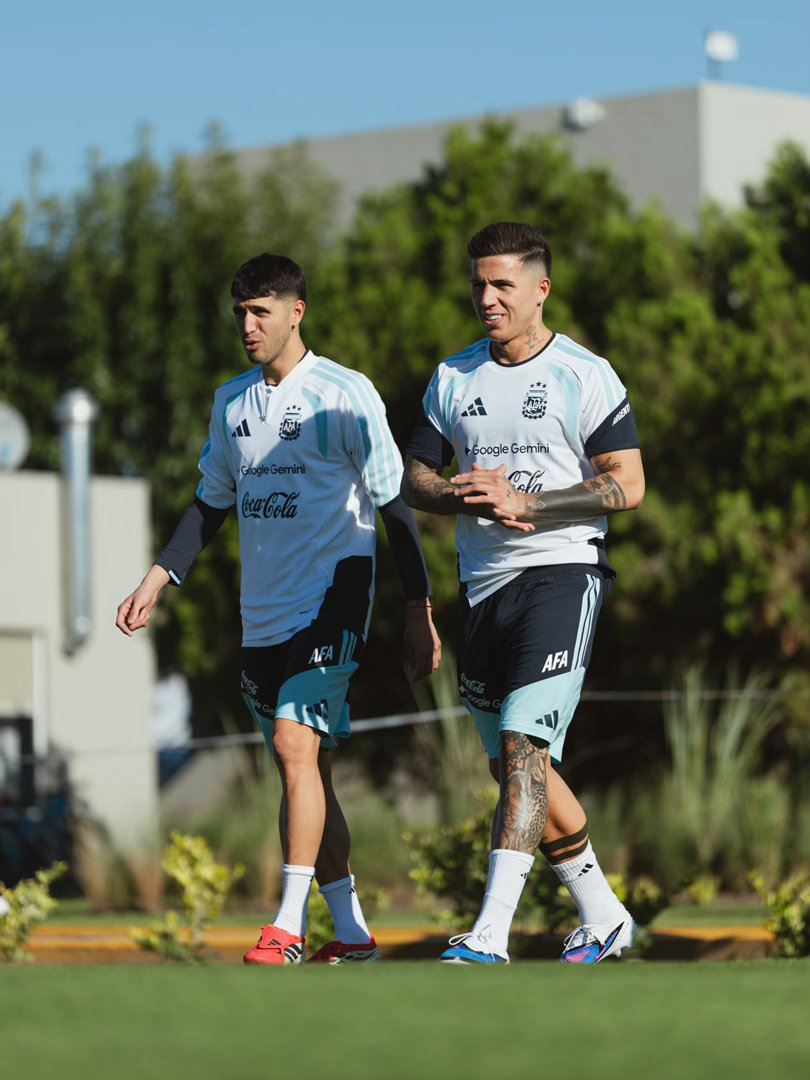 特别的时刻特别的你们🇦🇷📲恩佐更新IG：“能再次回到国家队与队友们并肩作战