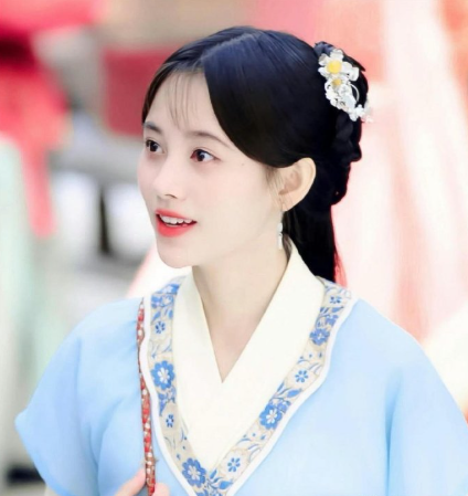 以前的鞠婧祎妆容比现在干净多了，反倒是现在越来越浓，古装剧真的需要化这么浓的妆吗