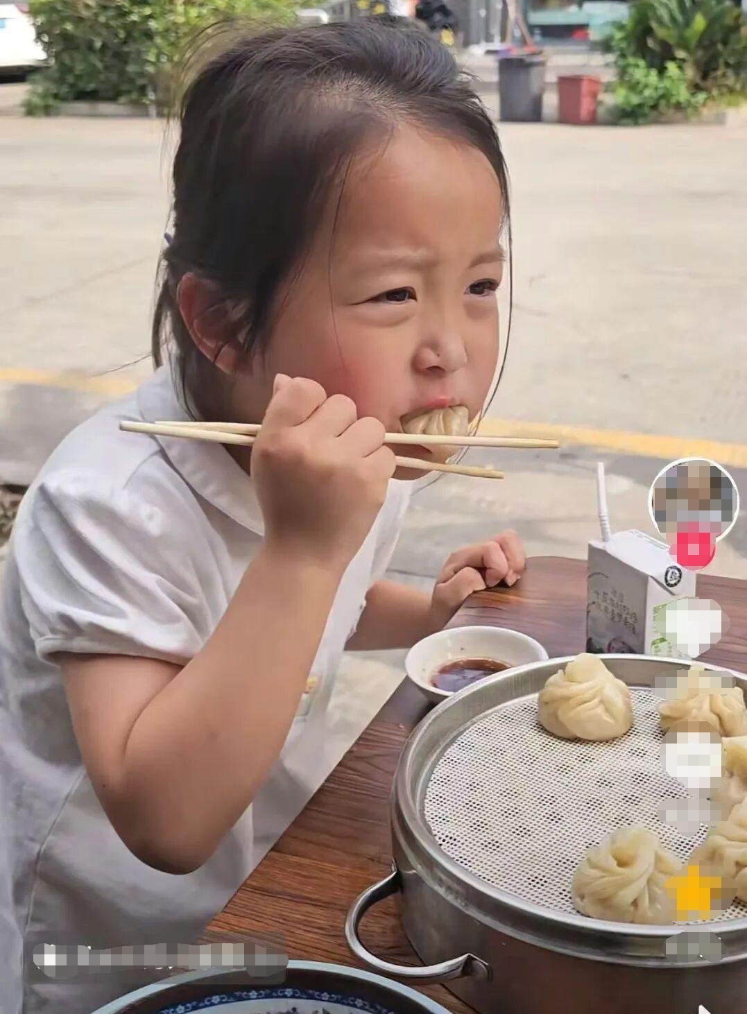前阵子很火的一个视频，一个7岁左右的小女孩，正和爸爸坐在街边小店吃早餐。她往嘴里