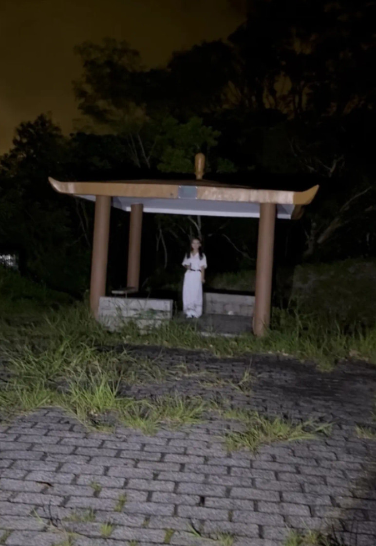 半夜爬山遇到这个，你会怎么做？