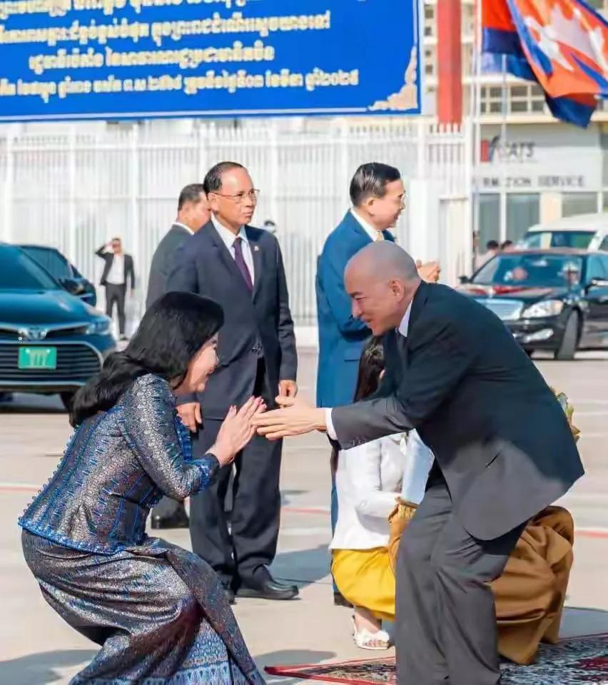 洪森亲王的妻子文拉妮女亲王在机场迎接西哈莫尼国王。两个人相互行礼，多么友好。文