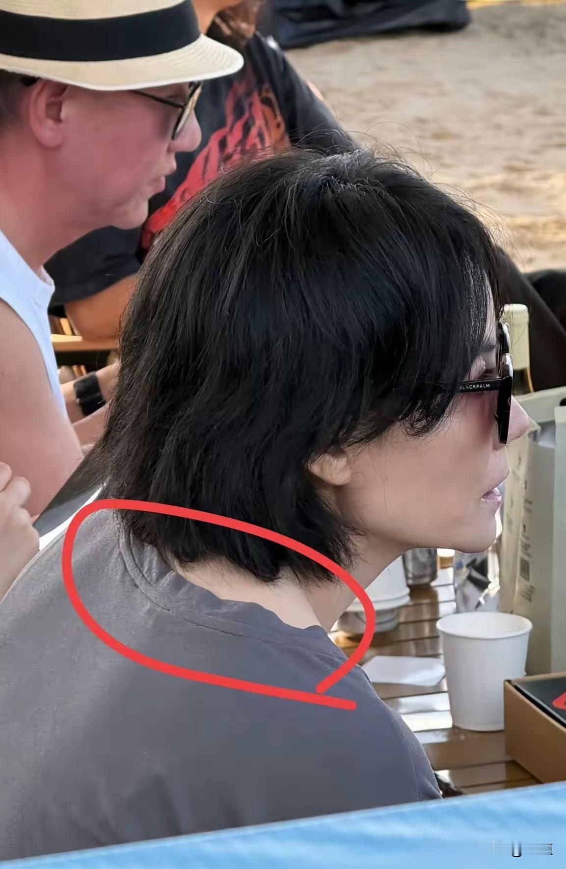 王菲的生活状态太让人佩服！身上这件T恤看着已经洗过很多遍，领口都洗得有些变形，依