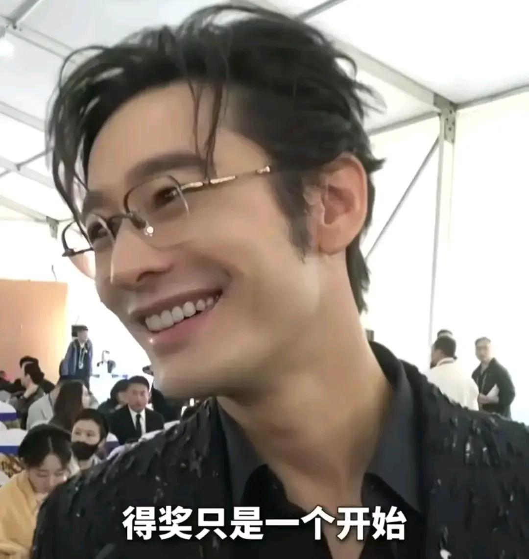 黄晓明这个发型太帅了也太油了！又油又帅！油而不自知而帅的洋洋自得。黄晓明的梗