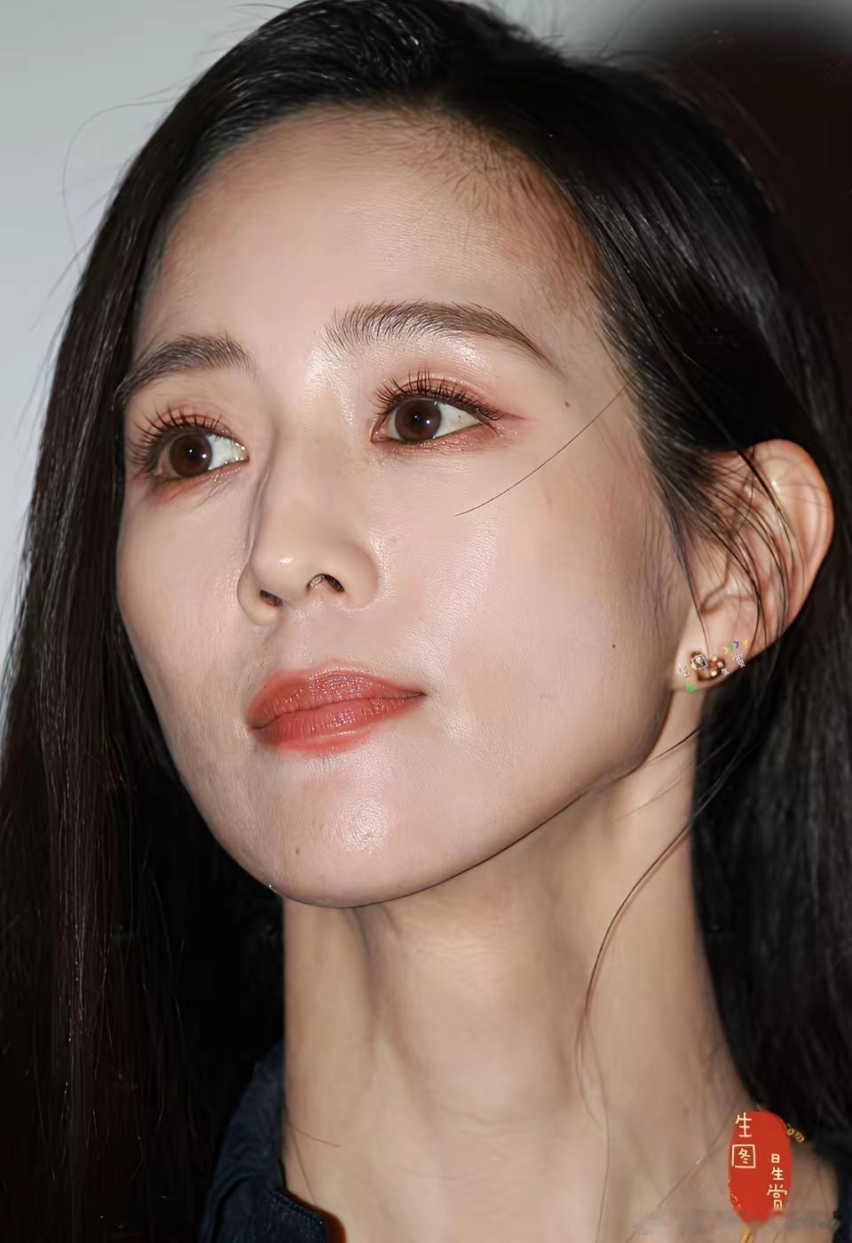 张钧甯匿杀路演生图直出怼脸美貌，黑丝长腿