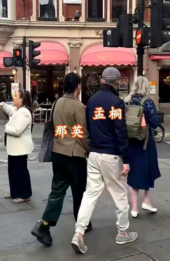 57岁的那英直接杀疯伦敦过521！和老公孟桐大街上手牵手压马路，俩人就跟热恋小
