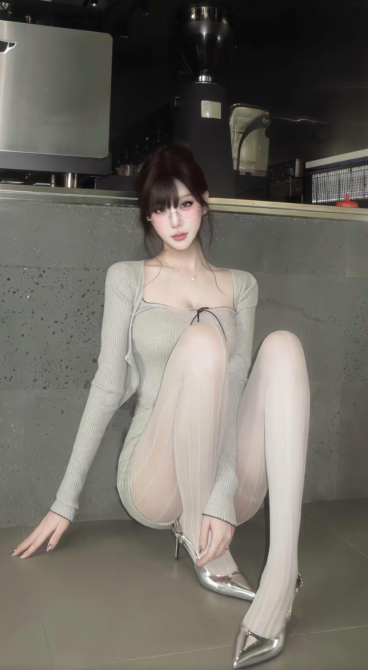 腿长也很麻烦，总感觉白色丝袜不好看