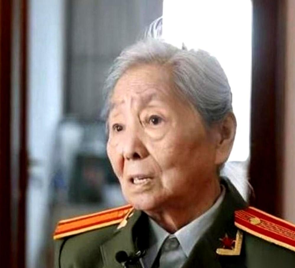 1979年深秋，纽约曼哈顿一家西餐厅。中国女翻译刘禄曾正低头切着牛排，柜台后那