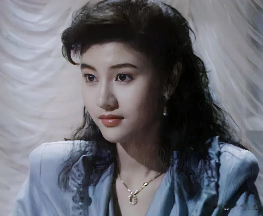 19岁的李嘉欣，真的，美得就像油画里的少女，圆润又立体的五官，浓眉大眼，明眸皓齿