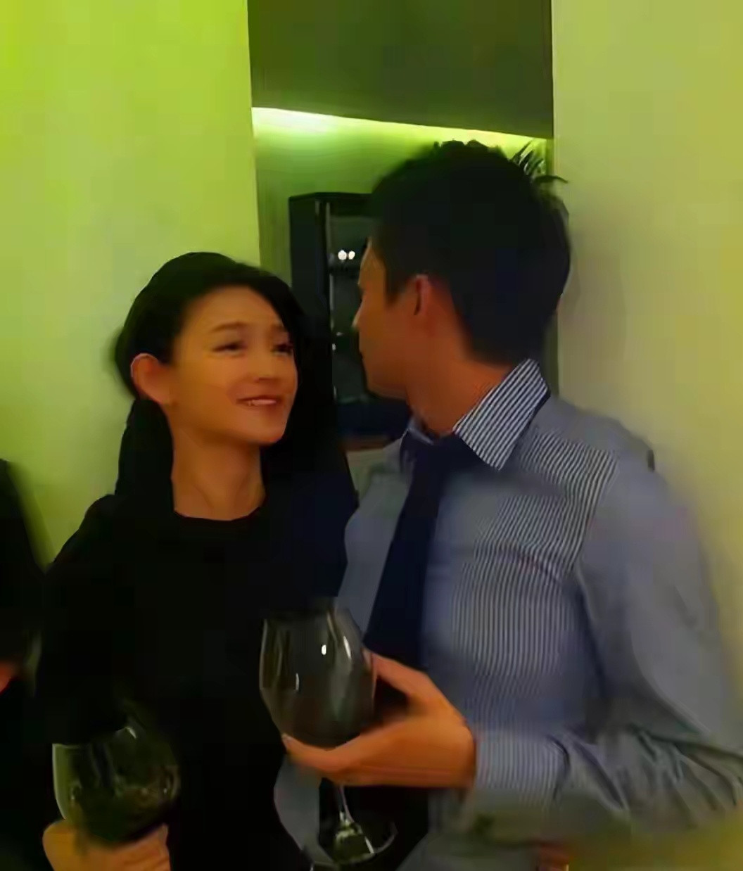 汪小菲与大S初次同框的旧照，当年的心动瞬间一眼可见。