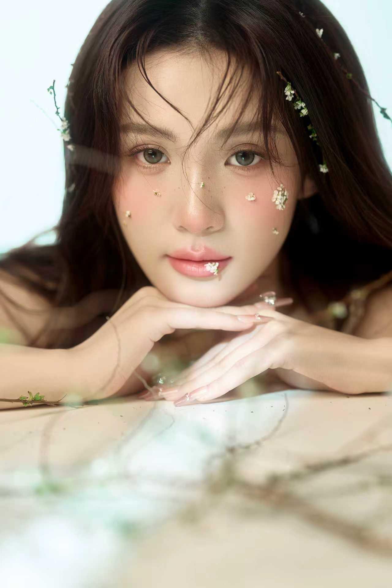 把春日的温柔揉进镜头里🌿一组清新脱俗的森系少女写真，氛围感直接拉满。简约素雅