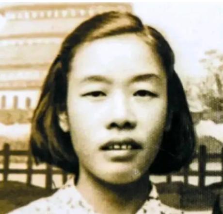 1949年，渣滓洞大屠杀中，女地下党员盛国玉在枪响前倒地装死，但不幸的是，特务居