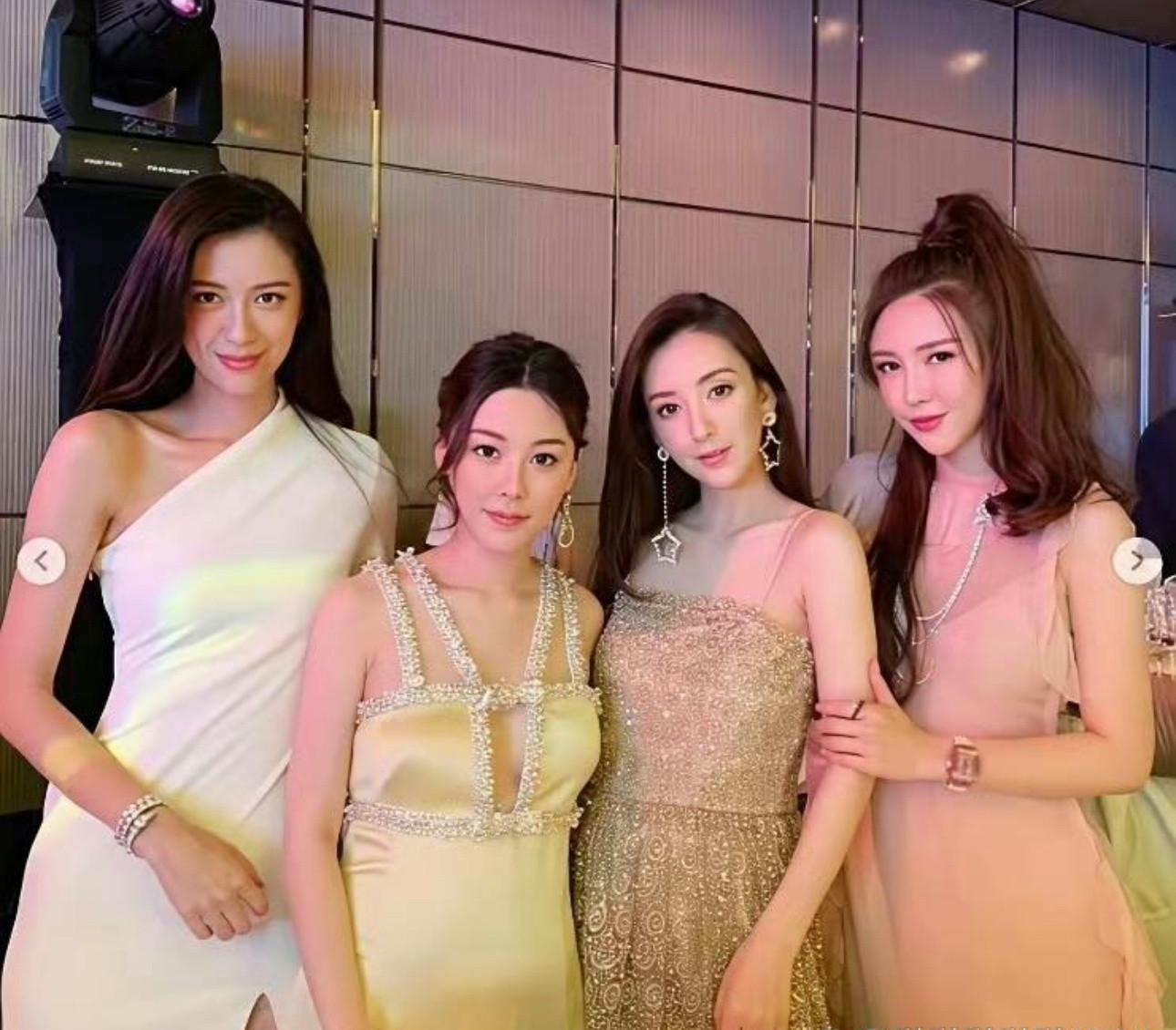 方媛本身就不高，但蔡天凤更矮，人堆里她最矮，但她那张脸颜值是真的高，众人中她最靓