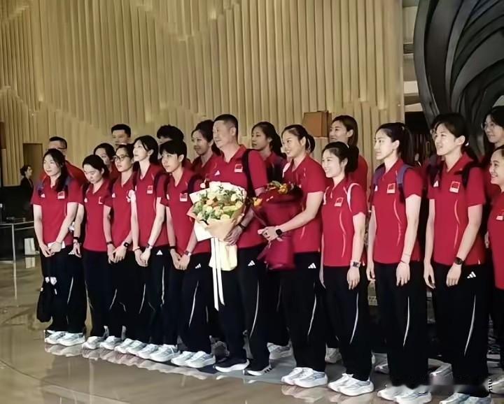 女排亚锦赛！天津亚锦赛开赛在即！而中国女排的十九人也已经到达天津！对！就是