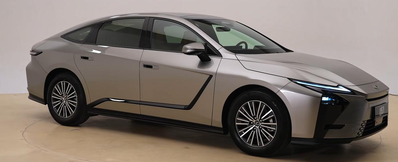 有人说新款宝马五系丑，那新款奥迪A6L呢？那新款雷克萨斯ES呢，你看过这两款新