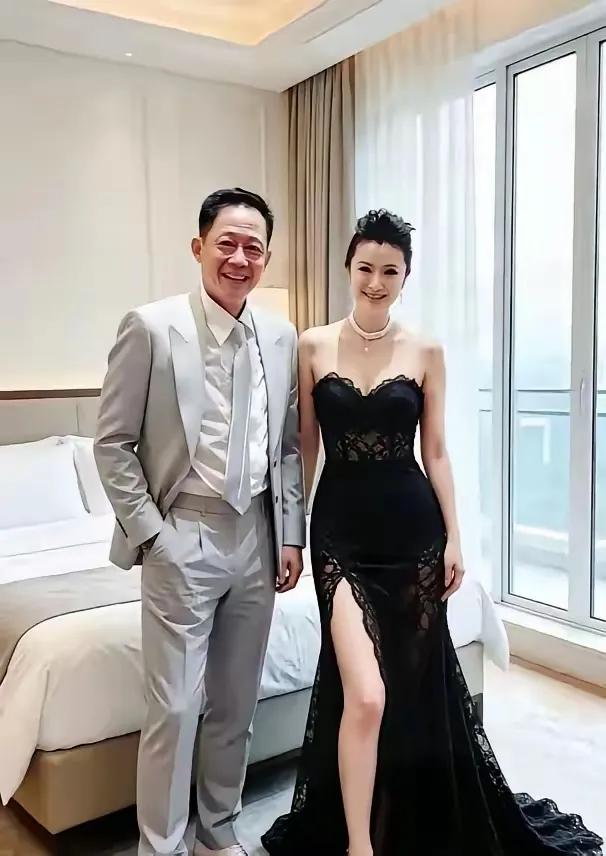 王志文妻子气质太出众！一袭黑色蕾丝抹胸长裙，高开叉设计优雅又妩媚。细腻蕾丝勾勒