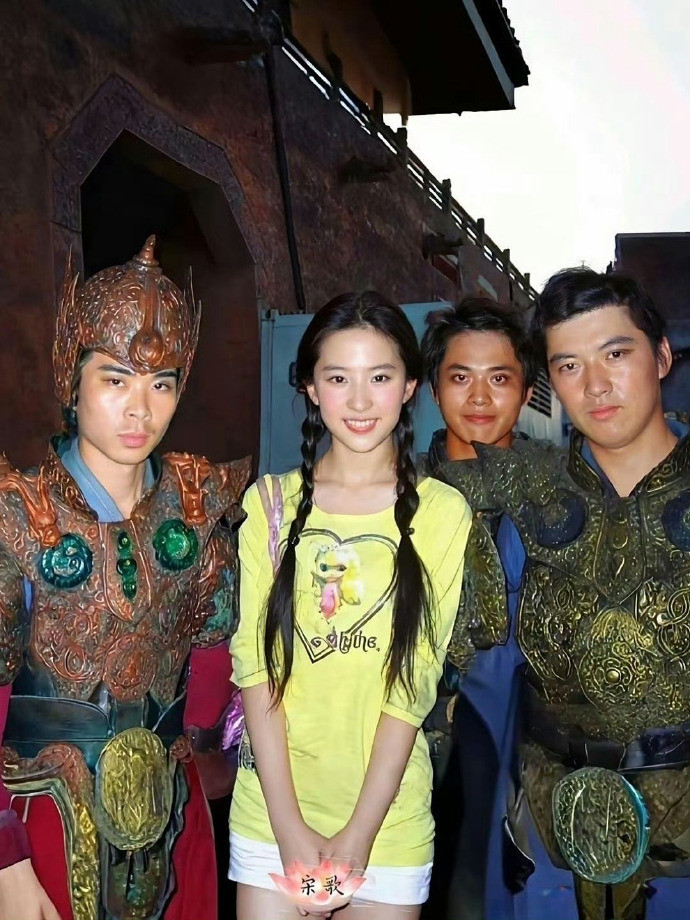 刘亦菲合影杀手清纯可人​​​