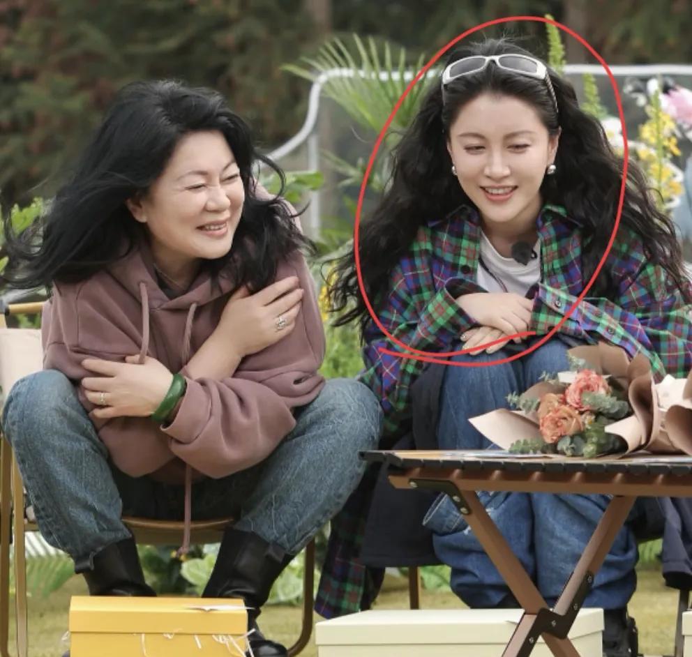 看了最新一期《是女儿是妈妈》这个节目我发现最大的问题不是出在李嘉格身上也不是
