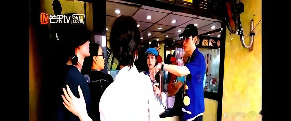 一句话看懂：不回应也能赢？龚俊在《你好，星期六》里顺手扶了李沁一把，一句“小心点
